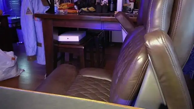 Snapshot of Briefs_bud chatting on 11-12-25, 12:33 Briefs bud online show from 11-12-25, 12:33