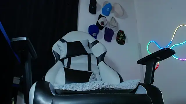 Snapshot of sebastian_horny chatting on 11-27-25, 10:45 sebastian horny online show from 11-27-25, 10:45