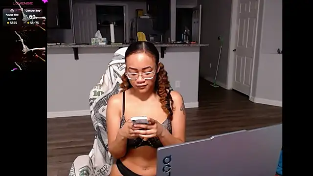 Snapshot of RylHoneyy chatting on 06-14-26, 02:46 RylHoneyy online show from 06-14-26, 02:46