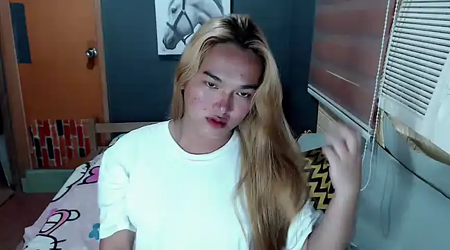 Snapshot of MoaningKylie chatting on 03-22-25, 07:36 MoaningKylie online show from 03-22-25, 07:36