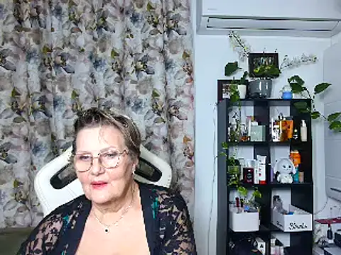 Snapshot of Selenna57 chatting on 12-18-24, 02:10 Selenna57 online show from 12-18-24, 02:10