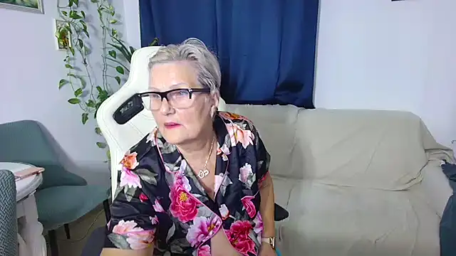 Snapshot of Selenna57 chatting on 11-26-25, 06:20 Selenna57 online show from 11-26-25, 06:20