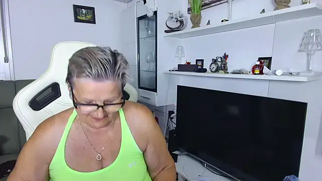 Snapshot of Selenna57 chatting on 06-16-26, 05:26 Selenna57 online show from 06-16-26, 05:26