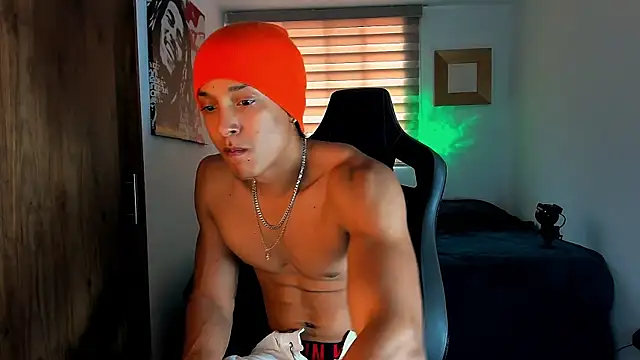 Snapshot of Liam_V chatting on 02-01-25, 04:44 Liam V online show from 02-01-25, 04:44