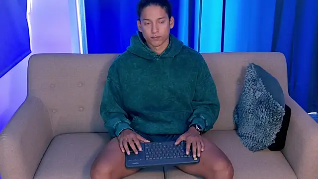 Snapshot of Liam_V chatting on 10-04-25, 03:32 Liam V online show from 10-04-25, 03:32