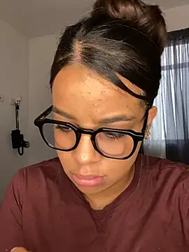 Snapshot of trianawhite chatting on 12-10-24, 03:12 trianawhite online show from 12-10-24, 03:12