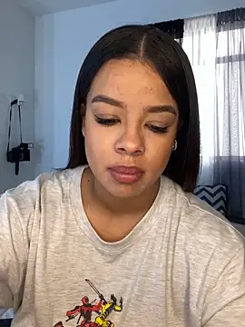 Snapshot of trianawhite chatting on 01-08-25, 06:52 trianawhite online show from 01-08-25, 06:52