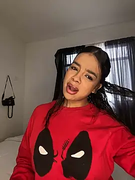 Snapshot of trianawhite chatting on 10-14-25, 02:40 trianawhite online show from 10-14-25, 02:40