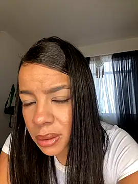 Snapshot of trianawhite chatting on 11-22-25, 05:23 trianawhite online show from 11-22-25, 05:23