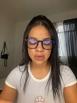 Snapshot of trianawhite chatting on 12-02-25, 03:18 trianawhite online show from 12-02-25, 03:18