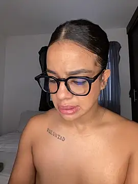 Snapshot of trianawhite chatting on 12-04-25, 03:10 trianawhite online show from 12-04-25, 03:10