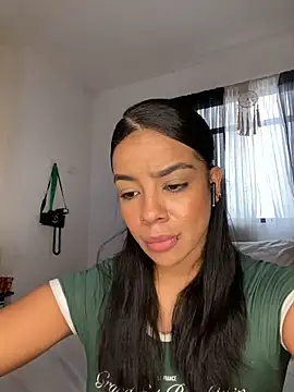 Snapshot of trianawhite chatting on 12-05-25, 04:25 trianawhite online show from 12-05-25, 04:25