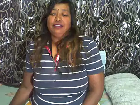 Snapshot of Mammabear_4u chatting on 12-15-24, 07:02 Mammabear 4u online show from 12-15-24, 07:02