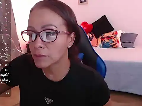 Snapshot of emmily_castro chatting on 09-15-25, 02:17 emmily castro online show from 09-15-25, 02:17