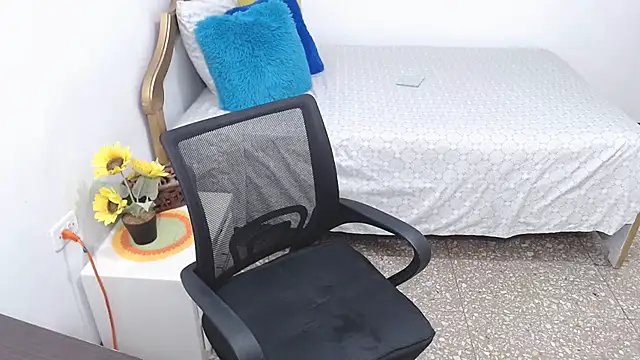 emiliaa hot online show from 12-04-24, 08:29