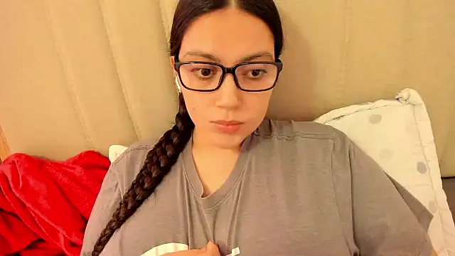 Snapshot of roniewester chatting on 05-17-26, 10:06 roniewester online show from 05-17-26, 10:06