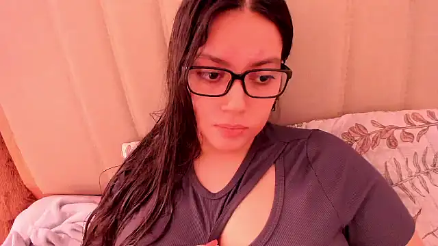 Snapshot of roniewester chatting on 05-24-26, 04:01 roniewester online show from 05-24-26, 04:01