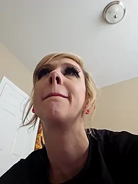 AmethystFoxx online show from 04-18-26, 05:17