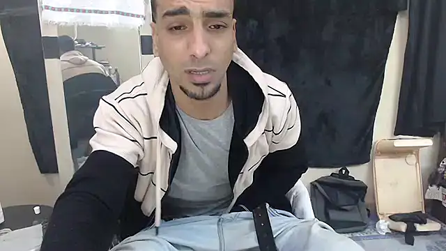 Snapshot of highguy chatting on 02-06-25, 02:37 highguy online show from 02-06-25, 02:37