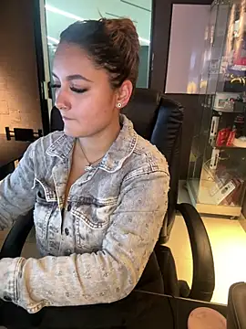 Emiily W online show from 12-14-25, 04:01