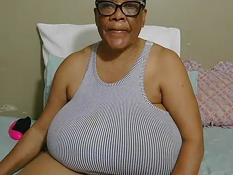 Snapshot of DairyQueen2 chatting on 05-04-26, 10:06 DairyQueen2 online show from 05-04-26, 10:06