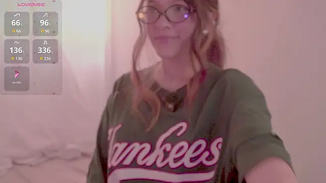 Snapshot of HannaMoom chatting on 03-12-26, 10:38 HannaMoom online show from 03-12-26, 10:38