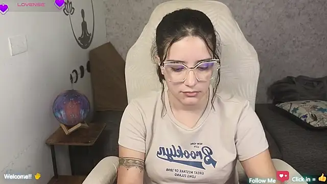 Snapshot of blue__moon_ chatting on 02-17-25, 10:29 blue moon online show from 02-17-25, 10:29