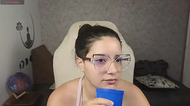 Snapshot of blue__moon_ chatting on 02-20-25, 02:07 blue moon online show from 02-20-25, 02:07