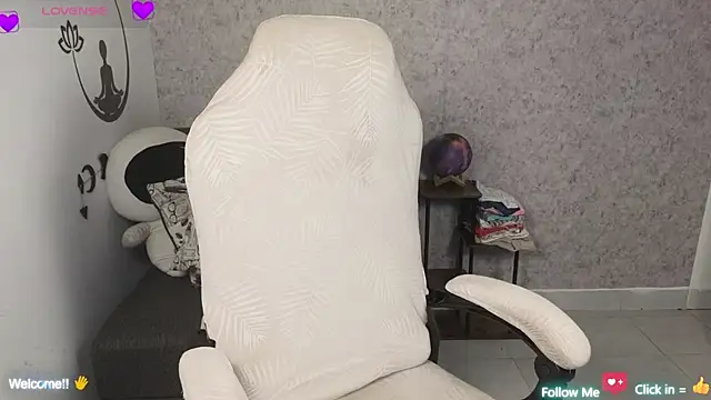 Snapshot of blue__moon_ chatting on 03-18-25, 06:14 blue moon online show from 03-18-25, 06:14