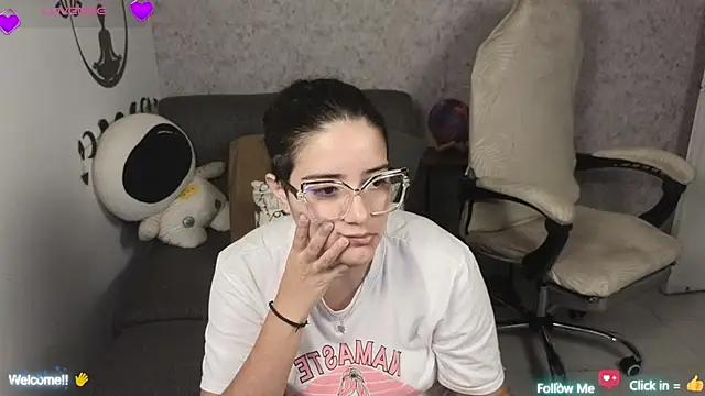 Snapshot of blue__moon_ chatting on 03-19-25, 05:08 blue moon online show from 03-19-25, 05:08