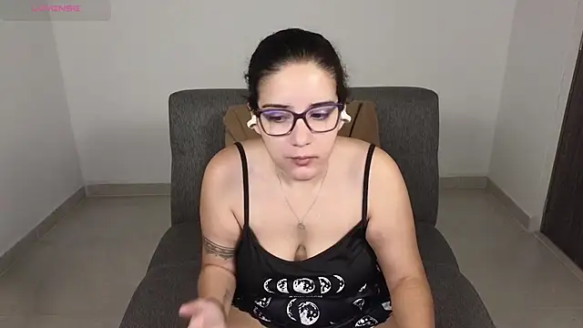 Snapshot of blue__moon_ chatting on 10-03-25, 02:19 blue moon online show from 10-03-25, 02:19