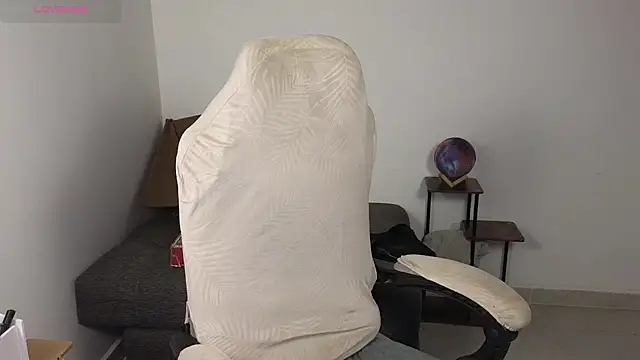 Snapshot of blue__moon_ chatting on 10-29-25, 05:20 blue moon online show from 10-29-25, 05:20