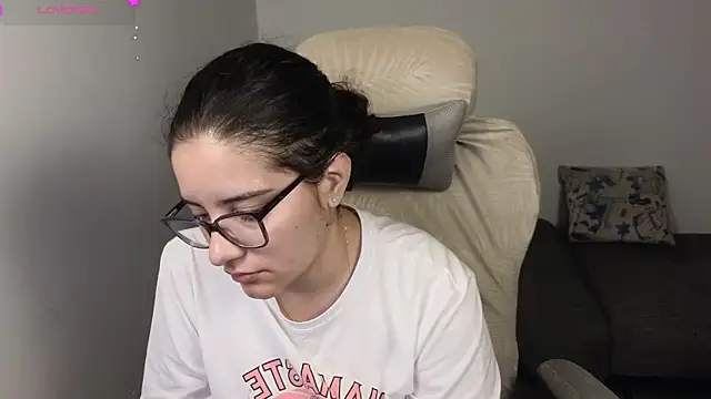 Snapshot of blue__moon_ chatting on 11-02-25, 02:03 blue moon online show from 11-02-25, 02:03