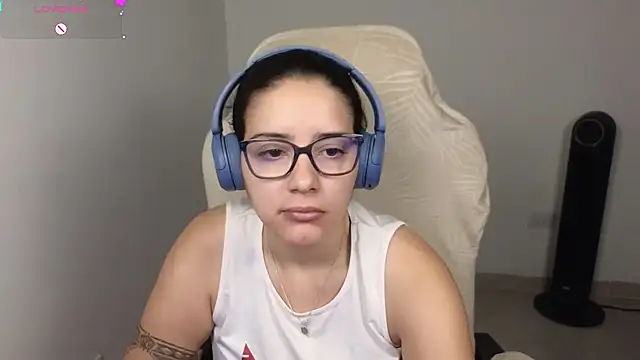 Snapshot of blue__moon_ chatting on 11-17-25, 03:12 blue moon online show from 11-17-25, 03:12