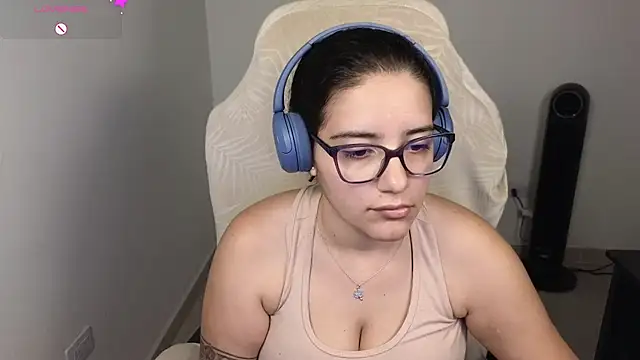 Snapshot of blue__moon_ chatting on 11-22-25, 01:15 blue moon online show from 11-22-25, 01:15