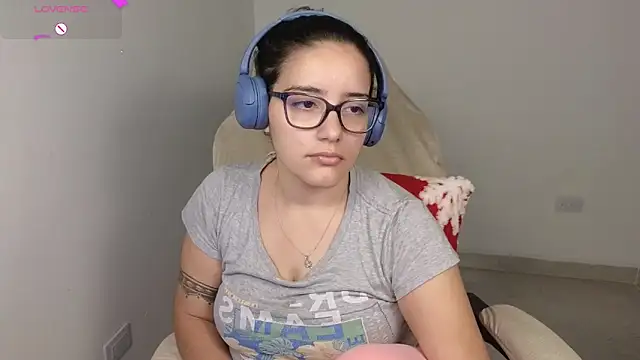 Snapshot of blue__moon_ chatting on 12-03-25, 04:20 blue moon online show from 12-03-25, 04:20