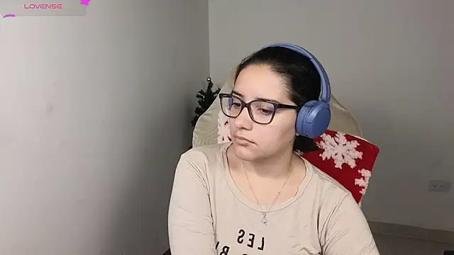 Snapshot of blue__moon_ chatting on 12-15-25, 03:55 blue moon online show from 12-15-25, 03:55