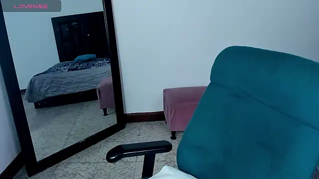 Snapshot of MaiaPetitte_ chatting on 01-23-25, 10:01 MaiaPetitte online show from 01-23-25, 10:01