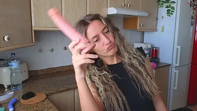 Snapshot of Lunamix chatting on 12-18-24, 03:22 Lunamix online show from 12-18-24, 03:22