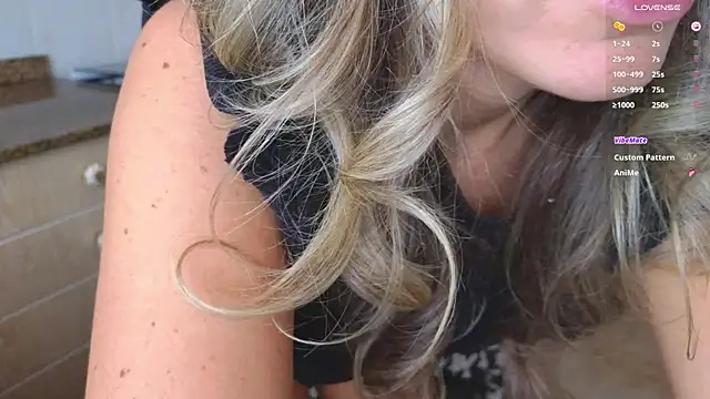 Snapshot of Lunamix chatting on 01-04-25, 12:16 Lunamix online show from 01-04-25, 12:16