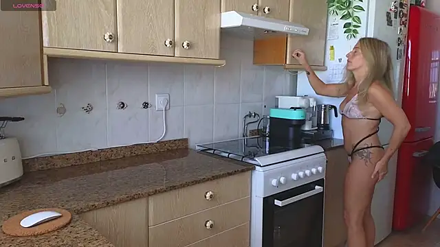 Snapshot of Lunamix chatting on 11-08-25, 12:27 Lunamix online show from 11-08-25, 12:27