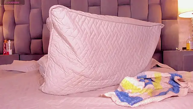 Snapshot of Rianamanson chatting on 02-01-25, 10:37 Rianamanson online show from 02-01-25, 10:37