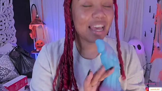 Snapshot of pamela_doll3 chatting on 10-31-25, 04:02 pamela doll3 online show from 10-31-25, 04:02