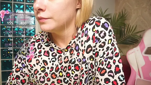 Snapshot of 01_lili_01 chatting on 12-07-24, 12:02 01 lili 01 online show from 12-07-24, 12:02