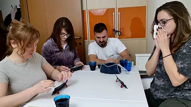 Snapshot of Tinas5 chatting on 11-28-25, 08:44 Tinas5 online show from 11-28-25, 08:44