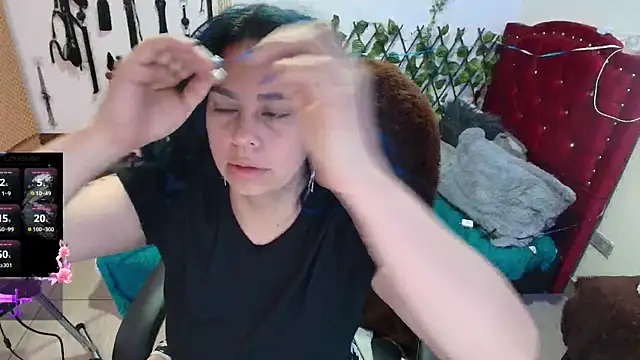 Snapshot of elektra_32 chatting on 12-19-25, 01:18 elektra 32 online show from 12-19-25, 01:18