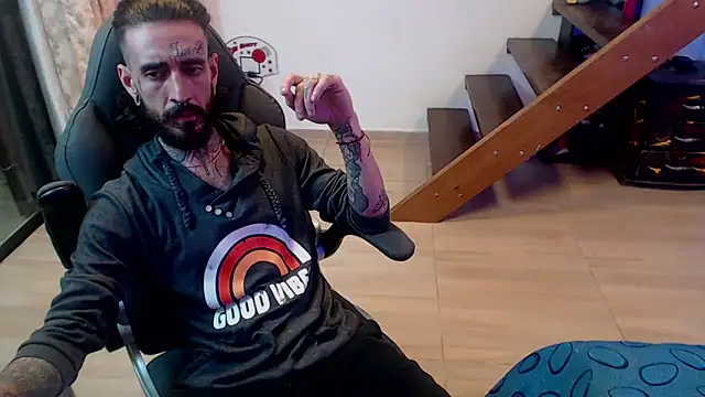 Snapshot of harry_reems1 chatting on 01-11-25, 01:06 harry reems1 online show from 01-11-25, 01:06