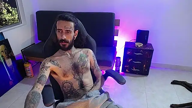 Snapshot of harry_reems1 chatting on 12-15-25, 04:06 harry reems1 online show from 12-15-25, 04:06