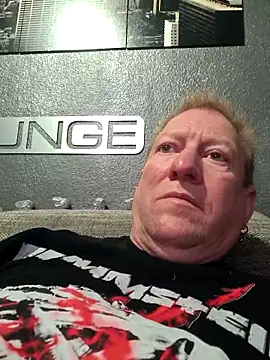 tomtom111111 online show from 09-10-25, 02:39