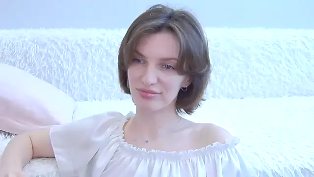 Snapshot of Beauty_Alex chatting on 05-18-26, 02:51 Beauty Alex online show from 05-18-26, 02:51